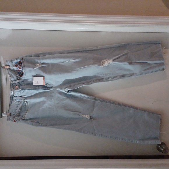 Super High Rise Crop - Picture 2 of 7